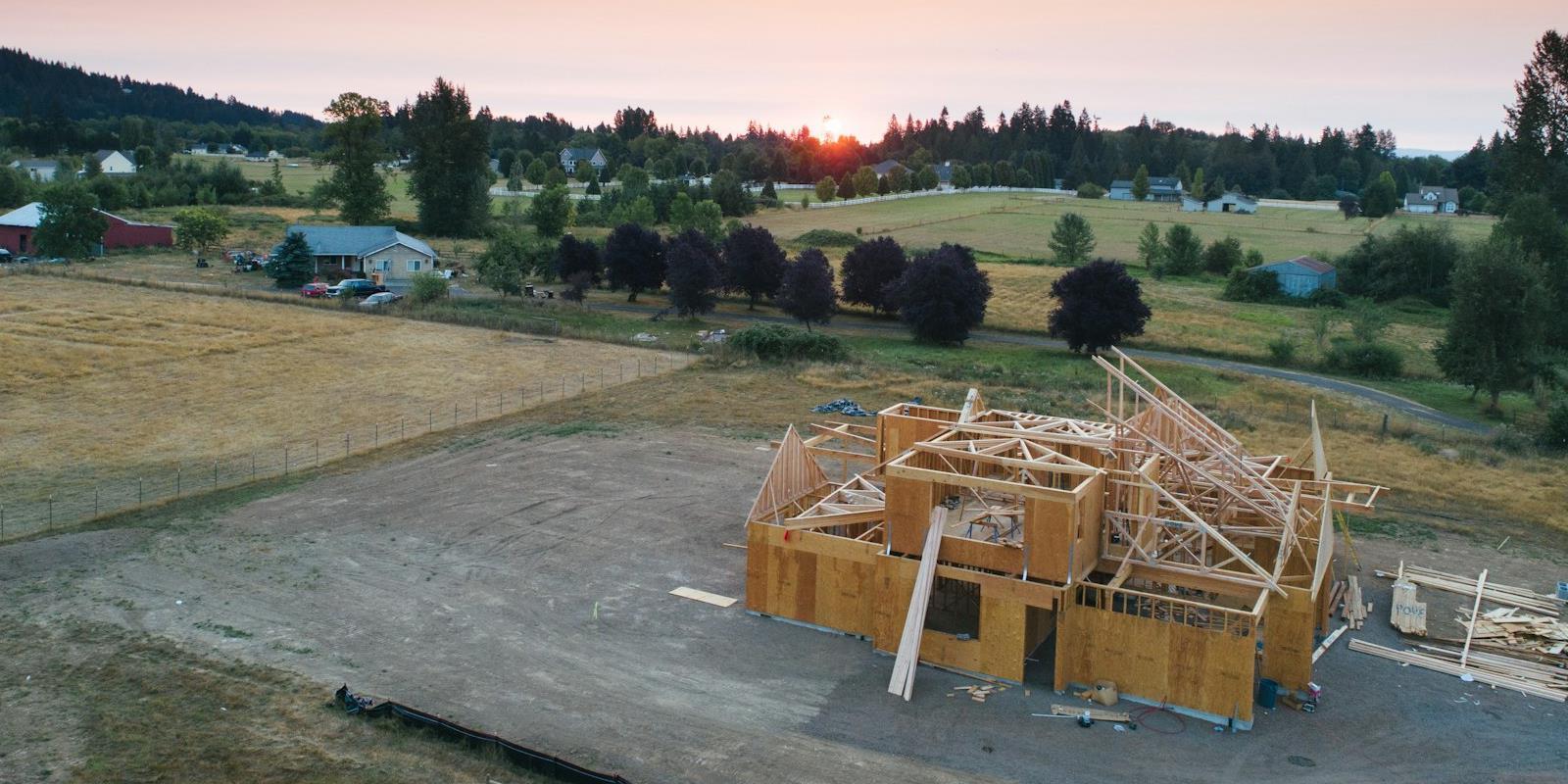 Casa residencial en construcción al atardecer